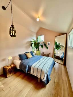 Award winning treehouse retreat in East Austin - Image 4
