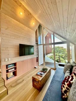 Award winning treehouse retreat in East Austin - Image 2