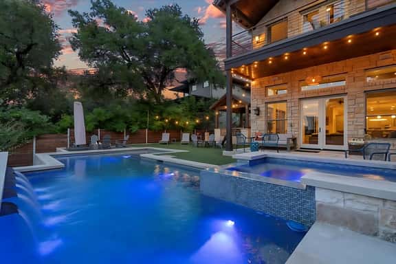 Downtown, Heated Pool, Hot Tub, Gym & Skyline View - Image 1