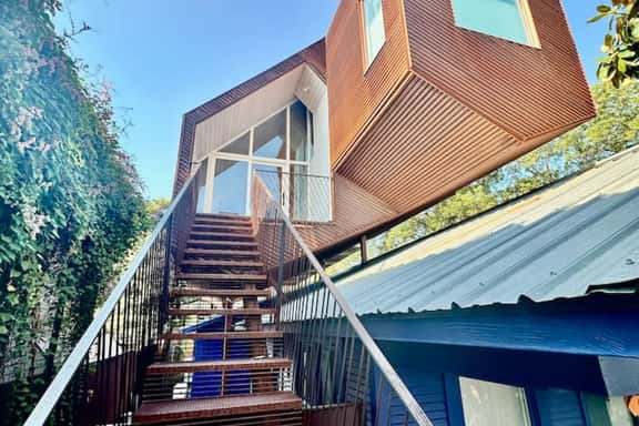Award winning treehouse retreat in East Austin - Image 1