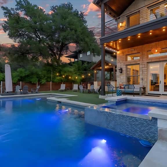 Downtown, Heated Pool, Hot Tub, Gym & Skyline View - Image 1