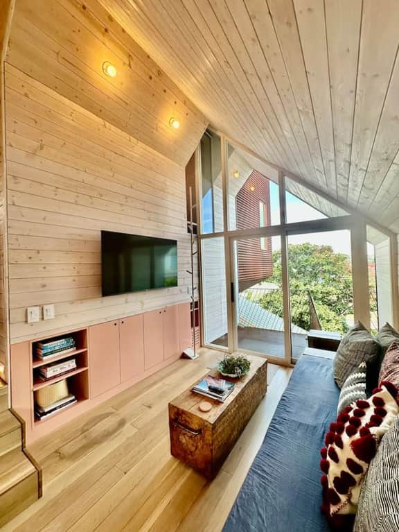 Award winning treehouse retreat in East Austin - Image 2