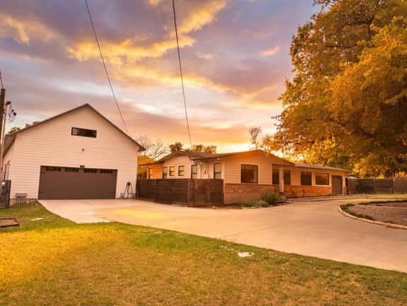 Austin | Pool, Hot Tub & Pickleball - Image 2